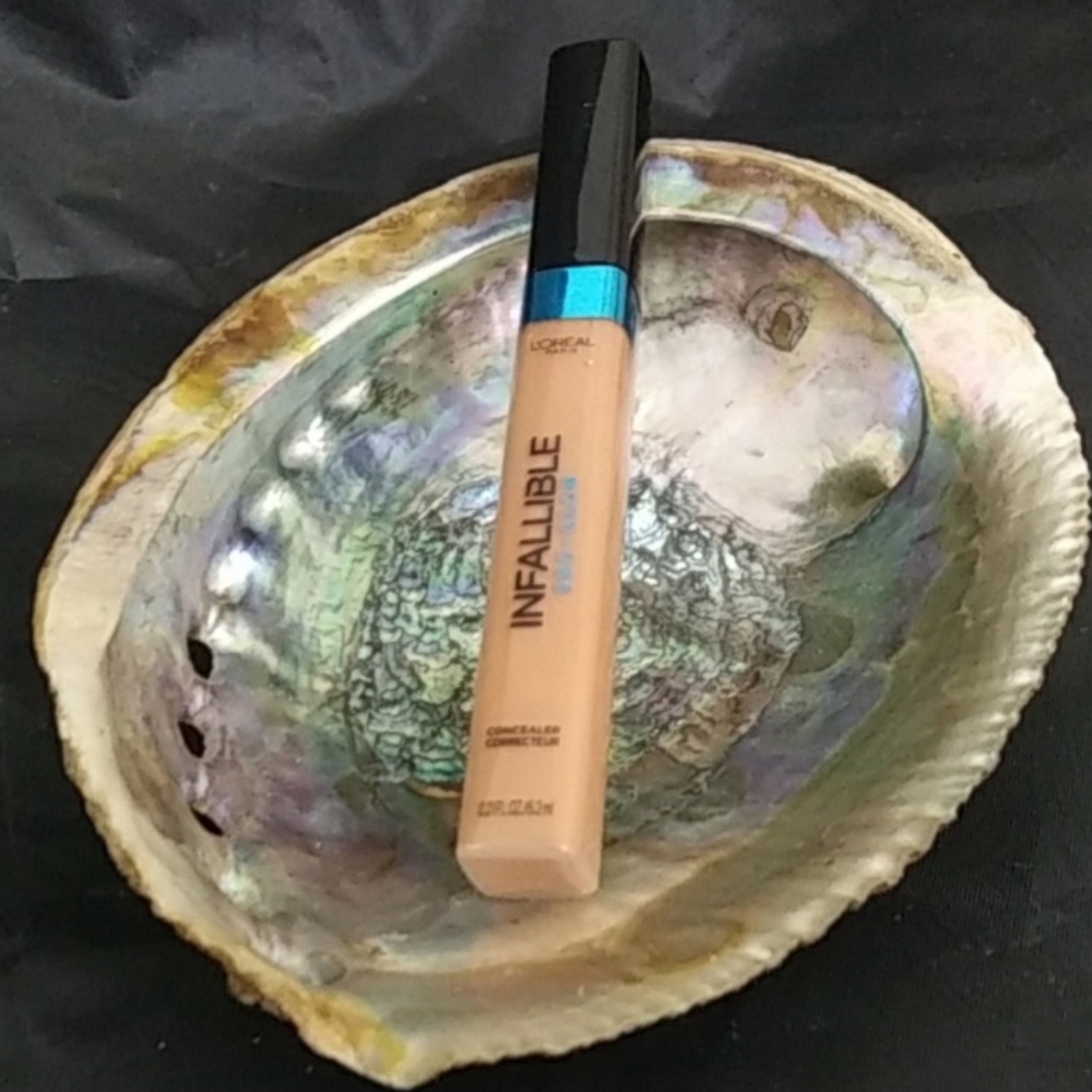 L'Oreal Infallible Pro Glow Concealer Shade 06 Color Sun Beige